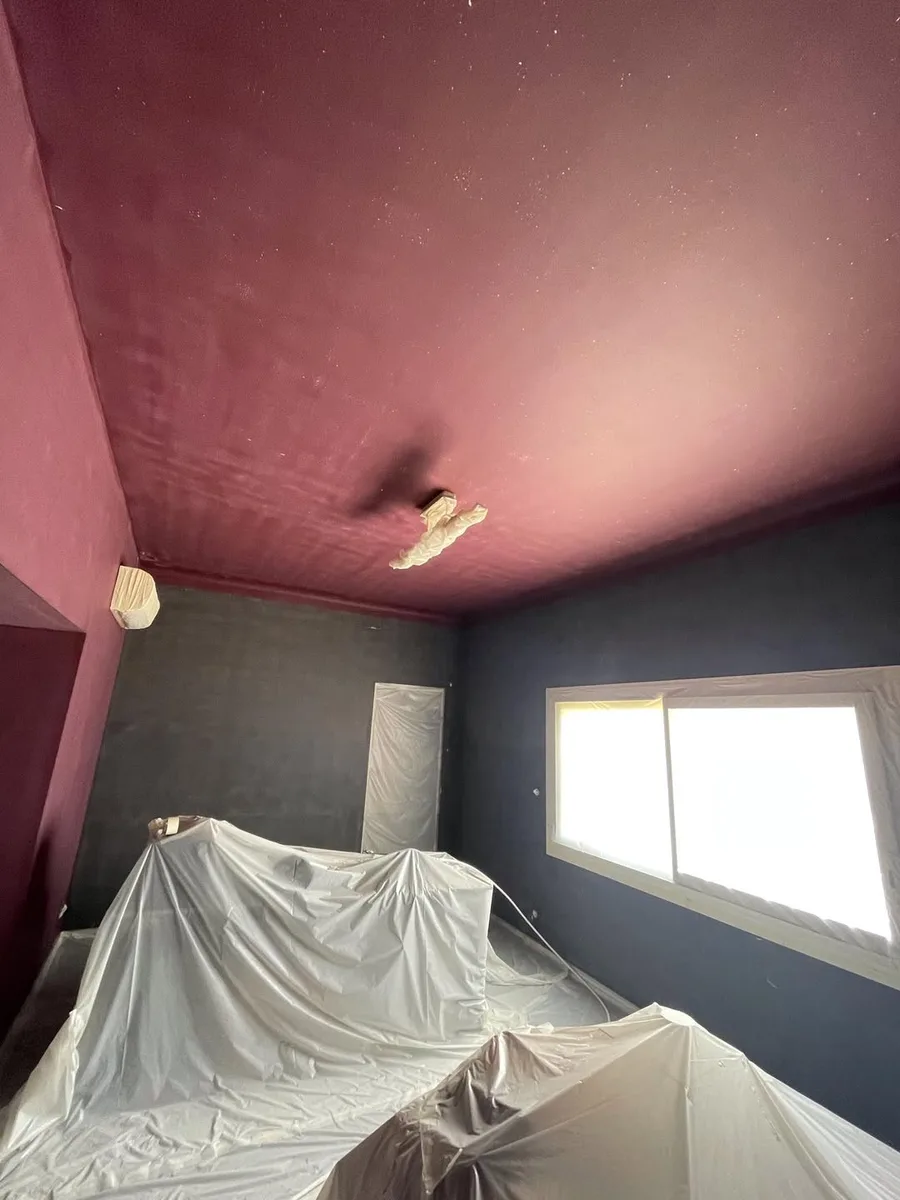 Pièce en rénovation, meubles protégés par des bâches
