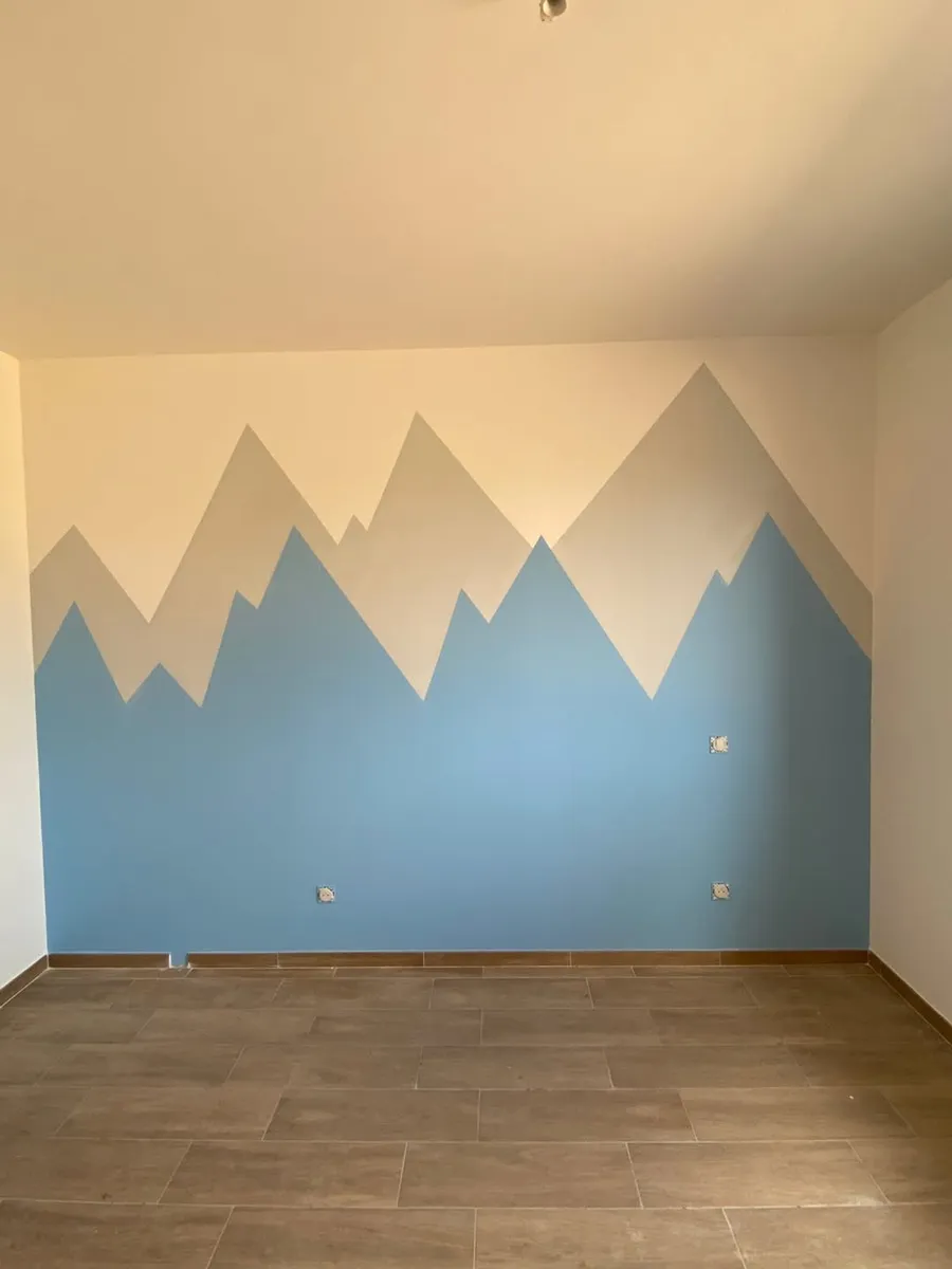 Chambre d'enfant avec une fresque de montagnes bleues