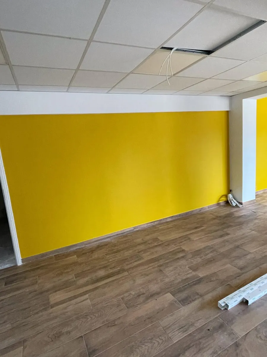 Local professionnel rénové avec un mur jaune