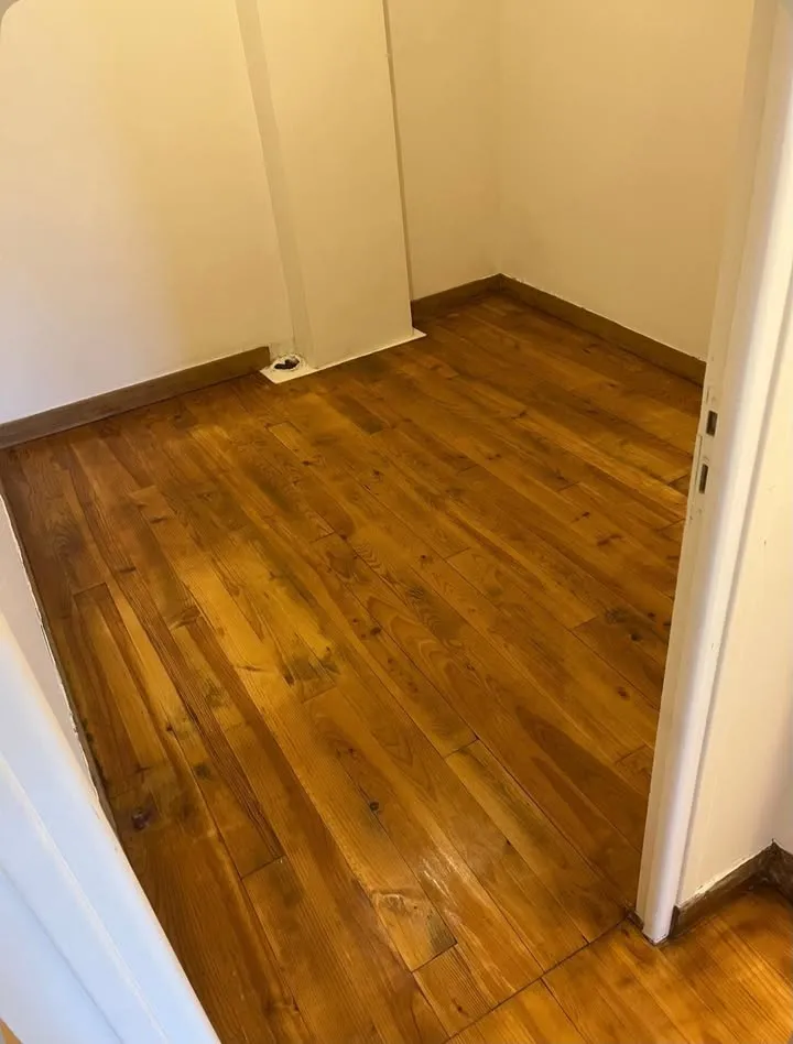 Chambre avec parquet posé et murs repeints